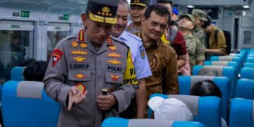 Gubernur Jawa Tengah Ahmad Luthfi saat mendampingi kunjungan kerja Kapolri Jenderal Listyo Sigit Prabowo di Pos Pelayanan Nataru Stasiun Tawang, Kota Semarang, Minggu, 21 Desember 2025. (Humas Pemprov Jateng/Lingkarjateng.id)