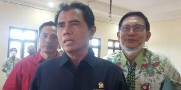 Pelaporan Gunretno ke Polda, Kuasa Hukum Pelapor : Ini Tanggungjawab Hukum 5 Ketua Umum Gerakan Jalan Lurus (GJL) sekaligus kuasa hukum dari Didik Setyo Utomo pelapor aktivis Kendeng Gunretno, Riyanta (tengah). (Lingkarnews Network)