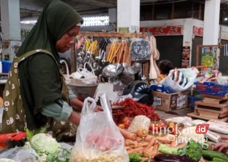 Harga Cabai di Salatiga Naik Drastis, Pedagang dan Pembeli Sama-Sama Terjepit 25 Seorang pedagang di Pasar Raya Salatiga saat melayani konsumen, baru-baru ini. (Angga Rosa/Lingkarjateng.id)