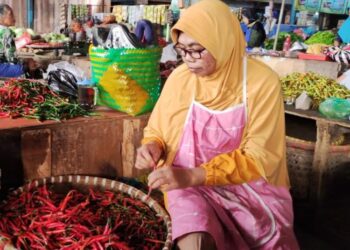 Pedagang Pasar Blauran, Salatiga memilah cabai sebelum dijual ke konsumen, baru-baru ini. (Angga Rosa/Lingkarjateng.id)