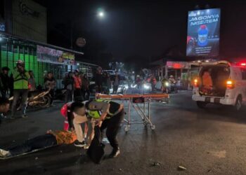 Petugas Satlantas melakukan penyelidikan kecelakaan lalu lintas di simpang tiga Kalinongko, Mangunsari, Kecamatan Sidomukti, Kamis malam, 4 Desember 2025. (Dok.Humas Polres Salatiga/Lingkarjateng.id)