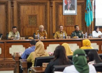 Wakil Wali Kota Salatiga Nina Agustin saat menghadiri Workshop Anggota Komisi Penanggulangan AIDS (KPA) di Ruang Nusantara Gedung DPRD Kota Salatiga, Senin, 8 Desember 2025. (Dok.Prokompim Setda Salatiga/Lingkarjateng.id)