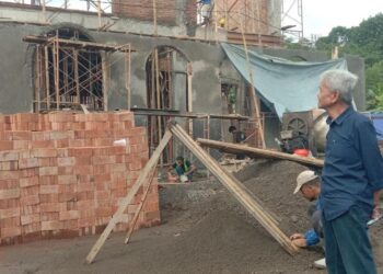 Sejumlah pekerja sedang mengerjakan proyek TWR Salatiga, belum lama ini. (Angga Rosa/Lingkarjateng.id)