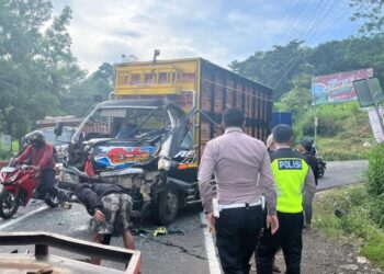 Kabin Truk Izusu AD 8996 MO rusak parah akibat kecelakaan di simpang empat Kumpulrejo, jalan lingkar selatan (JLS) Salatiga, Senin, 15 Desember 2025. (Dok.Humas Polres Salatiga/Lingkarjateng.id)