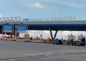 Sejumlah kendaraan ke luar dari gerbang tol Tingkir, Salatiga, Selasa, 16 Agustus 2025. (Angga Rosa/Lingakrjateng.id)