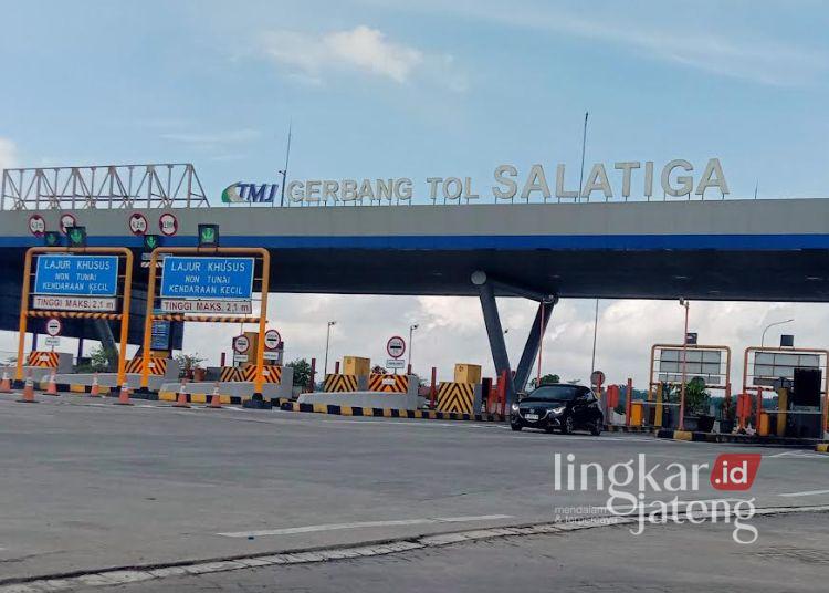 Exit Tol Salatiga Rawan Macet saat Nataru, Warga Harap Pemerintah Ambil Langkah 25 Sejumlah kendaraan ke luar dari gerbang tol Tingkir, Salatiga, Selasa, 16 Agustus 2025. (Angga Rosa/Lingakrjateng.id)
