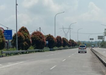 Lalu lintas di kawasan exit tol Tingkir, Salatiga baru-baru ini. (Angga Rosa/Lingkarjateng.id)