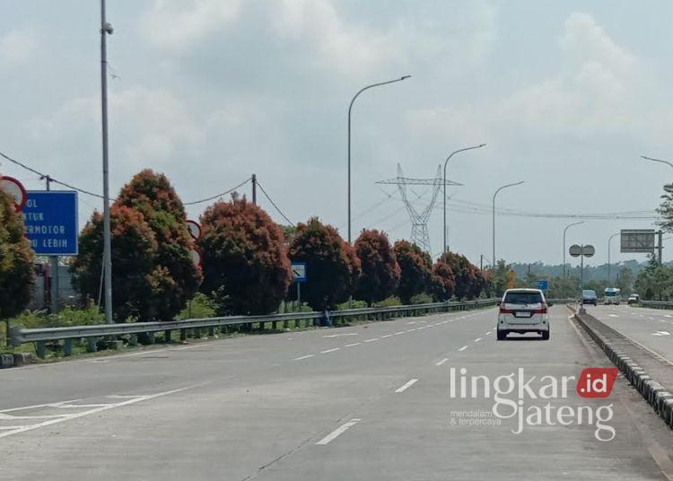 Hadapi Kemacetan Libur Nataru, One Way Lokal Diterapkan di Exit Tol Salatiga 25 Lalu lintas di kawasan exit tol Tingkir, Salatiga baru-baru ini. (Angga Rosa/Lingkarjateng.id)
