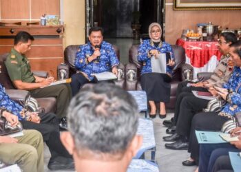 Wali Kota Salatiga Robby Hernawan memaparkan skema pengamanan dan pelayanan masyarakat selama Nataru di Kantor Wali Kota Salatiga, Rabu, 17 Desember 2025. (Dok.Prokompim Setda Salatiga/Lingkarjateng.id)