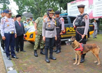 Beranda 82 Kapolres Salatiga AKBP Veronika memeriksa kesiapan personel, sarana dan prasarana pengamanan Nataru di Lapangan Bhayangkara, Jumat, 19 Desember 2025. (Dok.Humas Polres Salatiga/Lingkarjateng.id)
