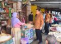 Wali Kota Salatiga Robby Hernawan saat berdialog dengan pedagang pasar tradisional, baru-baru ini. (Dok.Prokompim Setda Salatiga/Lingkarjateng.id)