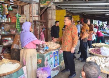 Wali Kota Salatiga Robby Hernawan saat berdialog dengan pedagang pasar tradisional, baru-baru ini. (Dok.Prokompim Setda Salatiga/Lingkarjateng.id)