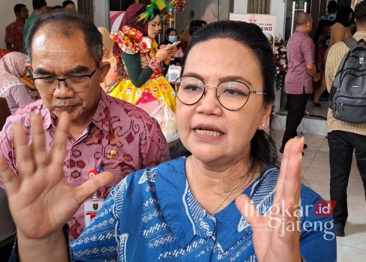Pemkot Semarang Siapkan Intervensi Sikapi Kenaikan Harga Pokok Jelang Nataru 25 Wali Kota Semarang Agustina Wilujeng Pramestuti diwawancara usai menghadiri HUT Dharma Wanita Persatuan Kota Semarang di Balaikota pada Selasa, 9 Desember 2025. (Syahril Muadz/Lingkarjateng.id)