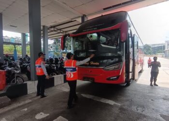 Dinas Perhubungan saat melakukan ramp check pada bus atau kendaraan berpenumpang di Terminal Bawen, Kabupaten Semarang untuk meningkatkan pengamanan jelang Nataru 2025/2026. (Hesty Imaniar/Lingkarjateng.id)