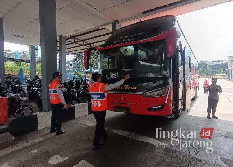 Dishub Kabupaten Semarang Masifkan Ramp Check Bus Jelang Libur Nataru 2025/2026 25 Dinas Perhubungan saat melakukan ramp check pada bus atau kendaraan berpenumpang di Terminal Bawen, Kabupaten Semarang untuk meningkatkan pengamanan jelang Nataru 2025/2026. (Hesty Imaniar/Lingkarjateng.id)