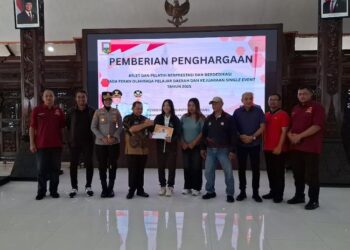 Bupati Semarang, dan Ketua DPRD Kabupaten Semarang, serta jajaran Forkopimda saat memberikan penghargaan kepada atlet peraih medali emas di ajang SEA Games Thailand 2025, Tharisa Dea Florentina. (Hesty Imaniar/Lingkarjateng.id)
