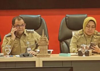 Peduli Korban Bencana, Pemkab Semarang Kirim Bantuan ke Cilacap hingga Sumatra 25 Bupati Semarang, Ngesti Nugraha memimpin rapat koordinasi penyaluran bantuan kebencanaan. (Diskominfo Kabupaten Semarang/Lingkarjateng.id)