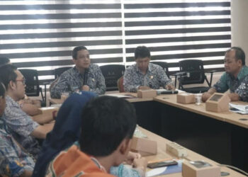 Wali Kota Pekalongan Achmad Afzan Arslan Djunaid memimpin Rakor Evaluasi Kinerja BUMD triwulan IV di Ruang BPKAD, Kamis, 4 Desember 2025. (Fahri Akbar/Lingkarjateng.id)