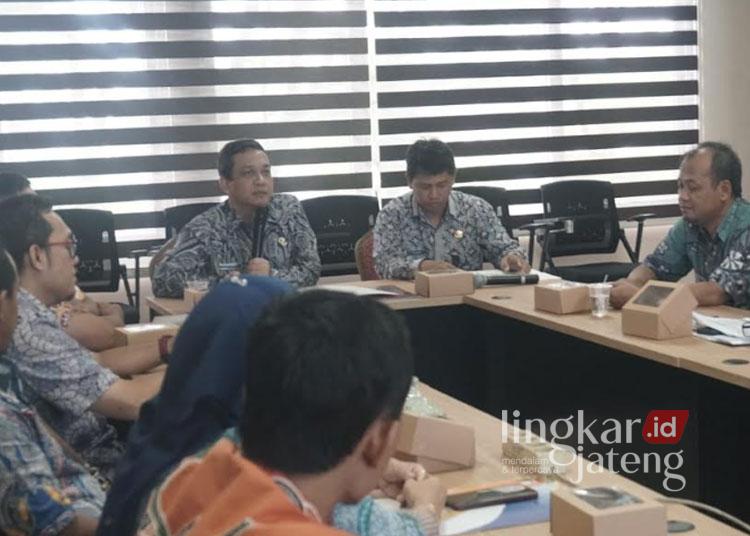 Pengawasan BUMD Diperketat, Wali Kota Pekalongan Beri Catatan Kritis 25 Wali Kota Pekalongan Achmad Afzan Arslan Djunaid memimpin Rakor Evaluasi Kinerja BUMD triwulan IV di Ruang BPKAD, Kamis, 4 Desember 2025. (Fahri Akbar/Lingkarjateng.id)