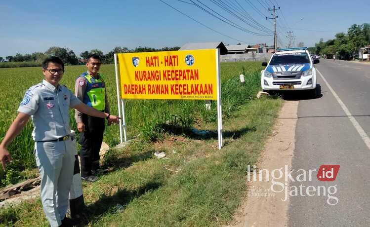 Jadi Perhatian Serius, Dua Titik Black Spot di Blora Rawan Kecelakaan, Pengendara Diimbau Hati-hati 25 Polisi memasang himbauan di kawasan Black Spot atau kawasan rawan kecelakaan. Foto : Hanafi/ Lingkar Jateng