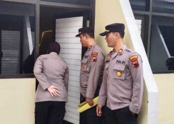 Polisi merazia penyakit masyarakat disebuah tempat kost di Godong, Grobogan. 5 Pasangan bukan suami istri diamankan. Foto : Abror/ Lingkar Jateng