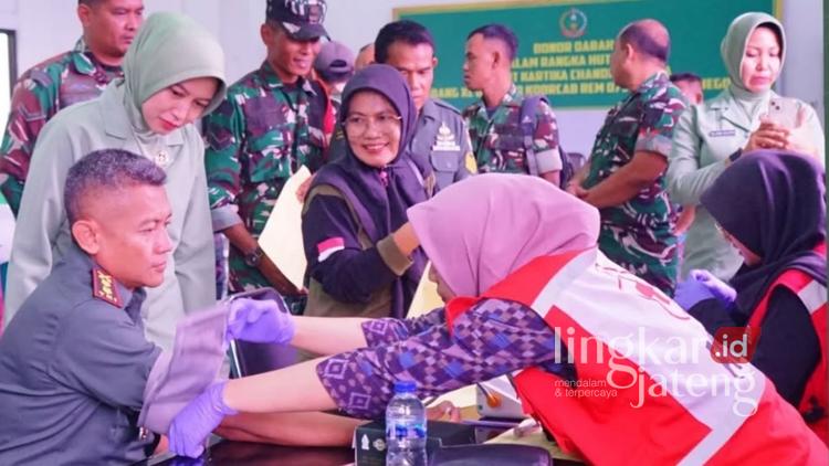 HUT ke-80 Persit KCK, Kodim 0719 Jepara Gelar Aksi Kemanusiaan Donor Darah 25 Kegiatan donor darah dalam memperingati HUT Persit di Aula Makodim 0719/Jepara. Foto : Tomi Budianto / Lingkar Jateng