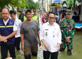 Pelaksana Tugas (Plt) Bupati Pati, Risma Ardhi Chandra, bersama jajaran meninjau banjir di Desa Mintomulyo, Kecamatan Juwana, Kabupaten Pati pada Rabu, 21 Januari 2026. (Lingkarjateng.id)