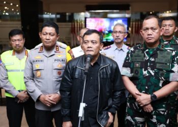 Gubernur Jawa Tengah Ahmad Luthfi saat menyampaikan laporan sitkamtibmas di Jawa Tengah kepada Menkopolkam di Mapolda Jateng, Rabu, 31 Desember 2025 malam. (Humas Pemprov Jateng)