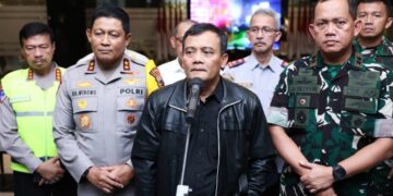 8,6 Juta Orang Menuju Jateng Selama Libur Nataru 16 Gubernur Jawa Tengah Ahmad Luthfi saat menyampaikan laporan sitkamtibmas di Jawa Tengah kepada Menkopolkam di Mapolda Jateng, Rabu, 31 Desember 2025 malam. (Humas Pemprov Jateng)