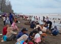 Libur Tahun Baru, 11 Ribu Wisatawan Padati Pantai Wonokerto Pekalongan 34 Suasana Pantai Wonokerto, Kabupaten Pekalongan, tampak dipadati wisatawan yang menikmati libur Tahun Baru 2026. Ribuan pengunjung memanfaatkan momen liburan dengan bermain di tepi pantai dan menikmati panorama laut pada Kamis, 1 Januari 2026. (Fahri Akbar/Lingkarjateng.id)