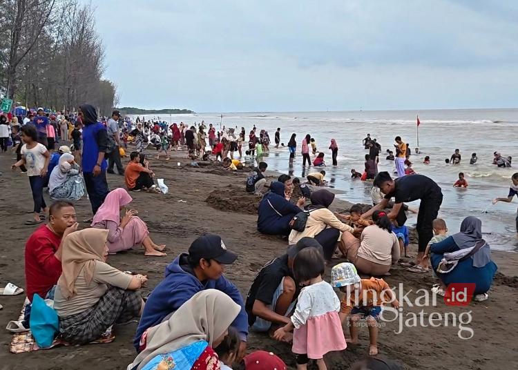 Libur Tahun Baru, 11 Ribu Wisatawan Padati Pantai Wonokerto Pekalongan 25 Suasana Pantai Wonokerto, Kabupaten Pekalongan, tampak dipadati wisatawan yang menikmati libur Tahun Baru 2026. Ribuan pengunjung memanfaatkan momen liburan dengan bermain di tepi pantai dan menikmati panorama laut pada Kamis, 1 Januari 2026. (Fahri Akbar/Lingkarjateng.id)