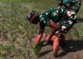 Salah satu personel Yonif TP 888 menanam padi di lahan sawah Kabupaten Rembang. (Vicky Rio/Lingkarjateng.id)
