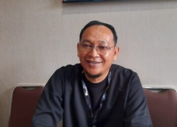 Kepala Bapenda Kendal, Abdul Wahab saat ditemui di ruang kerjanya, Jumat, 2 Januari 2025. (Anik Kustiani/Lingkarjateng.id)