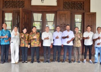 Wali Kota Salatiga Robby Hernawan (keempat kiri) saat menerima kunjungan Menteri Koordinator Bidang Pangan (Menko Pangan) Zulkifli Hasan (kelima kiri) bersama Menteri Perdagangan (Mendag) Budi Santoso di Rumah Dinas Wali Kota, Jumat, 2 Januari 2026. (Dok Prokompim Setda Salatiga/Lingkarjateng.id)