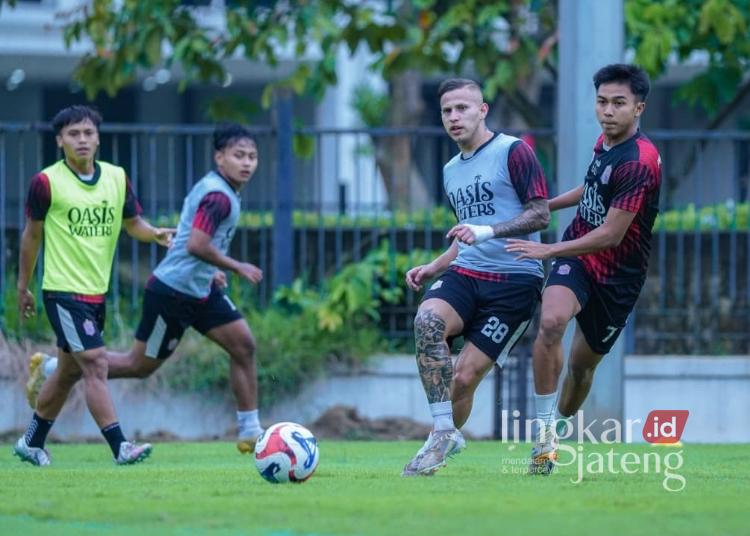 Jelang Hadapi Persija Jakarta, Divaldo Da Silva Tekankan Mental Spartan Pemain Persijap 25 Tim Persijap Jepara saat sesi latihan di lapangan A GBK Senayan, jelang menghadapi Persija Jakarta. (Tomi Budianto/Lingkarjateng.id)