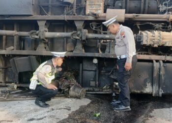 MENUTUP JALAN : Truk dump terguling setelah menghantam guardrail di tengah jalan lingkar selatan (JLS) Salatiga, Jumat, 16 Januari 2026. (Dok.Humas Polres Salatiga/Lingkarjateng.id)