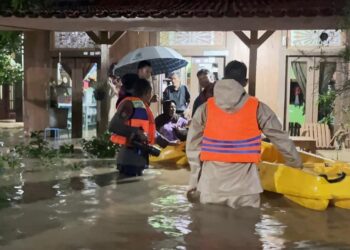 Sungai Waridin Kendal Meluap Rendam Permukiman, Polres Bantu Evakuasi Warga