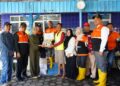Bupati Kendal Dyah Kartika Permanasari, menyerahkan bantuan kepada korban banjir Desa Karangmulyo, Kecamatan Pegandon yang masih mengungsi pada Jumat, 16 Januari 2026. (Dok. for Lingkarjateng.id)