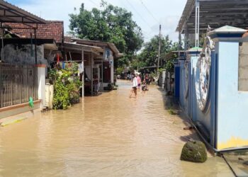 7 Kecamatan di Kendal Masih Terendam Banjir hingga 17 Januari 2026 26 ILUSTRASI: Banjir menggenang di wilayah permukiman warga Kabupaten Kendal. (Anik Kustiani/Lingkarjateng.id)