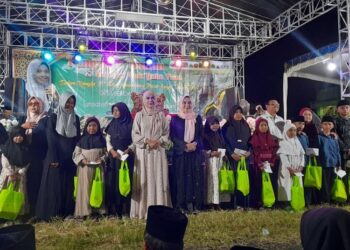 Bupati Kendal, Dyah Kartika Permanasari, usai saat memberikan santunan kepada anak yatim dan piatu dalam acara peringatan tujuh tahun Pasar Kaget Tugu Tani Desa Sendangdawung, Kecamatan Kangkung pada Selasa, 6 Januari 2026. (Anik Kustiani/Lingkarjateng.id)