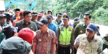 Gubernur dan Wagub Jateng Cek Penanganan Longsor di Tempur Jepara 11 Gubernur Jawa Tengah Ahmad Luthfi bersama Wakil Gubernur Taj Yasin meninjau penanganan bencana longsor di Desa Tempur, Kecamatan Keling, Kabupaten Jepara, Selasa, 13 Januari 2026. (Humas Pemprov Jateng/Lingkarjateng.id)