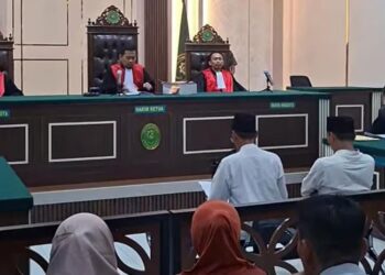 Suasana sidang pembacaan eksepsi dengan terdakwa aktivis Aliansi Masyarakat Pati Bersatu (AMPB) Supriyono alias Botok dan Teguh Istianto di Pengadilan Negeri Pati pada Rabu, 7 Januari 2026. (Lingkarnews Network)