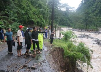 Bupati Jepara, Witiarso Utomo (kiri keempat), meninjau langsung ke lokasi longsor di Desa Tempur, Kecamatan Keling, Kabupaten Jepara, Minggu, 11 Januari 2026. (Tomi Budianto/Lingkarjateng.id)