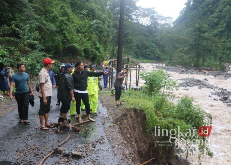 Akses Jalan Darurat Imbas Longsor di Desa Tempur Jepara Terbuka 25 Bupati Jepara, Witiarso Utomo (kiri keempat), meninjau langsung ke lokasi longsor di Desa Tempur, Kecamatan Keling, Kabupaten Jepara, Minggu, 11 Januari 2026. (Tomi Budianto/Lingkarjateng.id)