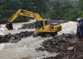 Alat berat saat melakukan perbaikan aliran sungai di kawasan menuju Desa Tempur, Kecamatan Keling, Kabupaten Jepara, Rabu, 14 Januari 2026. (Tomi Budianto/Lingkarjateng.id)
