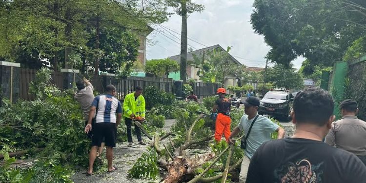 Angin Kencang Terjang Sidomukti Salatiga Belasan Rumah Warga Rusak