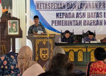 Bupati Rembang, Harno, memberikan arahan kepada para ASN yang memasuki masa purna tugas di Pendopo Museum Kartini, Rabu, 7 Januari 2026. (Vicky Rio/Lingkarjateng.id)