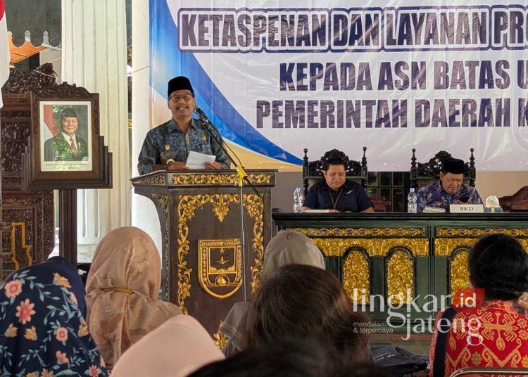 Awal Tahun 2026, 77 ASN Pemkab Rembang Masuk Masa Pensiun 25 Bupati Rembang, Harno, memberikan arahan kepada para ASN yang memasuki masa purna tugas di Pendopo Museum Kartini, Rabu, 7 Januari 2026. (Vicky Rio/Lingkarjateng.id)