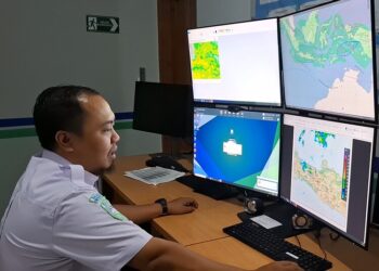 Salah seorang pegawai BMKG Stasiun Meteorologi Ahmad Yani Semarang saat memperlihatkan pantauan kondisi cuaca di Jawa Tengah. (Rizky Syahrul Al-Fath/Lingkarjateng.id)