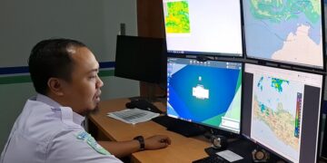 BMKG Prediksi Curah Hujan Tinggi di Jateng Berlangsung hingga Februari 2026 5 Salah seorang pegawai BMKG Stasiun Meteorologi Ahmad Yani Semarang saat memperlihatkan pantauan kondisi cuaca di Jawa Tengah. (Rizky Syahrul Al-Fath/Lingkarjateng.id)
